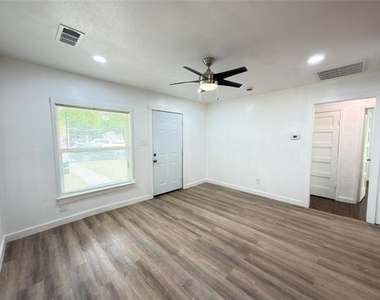 1804 Andrew Avenue - Photo Thumbnail 4