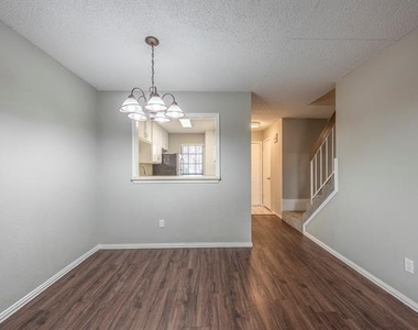 7337 Kingswood Circle - Photo Thumbnail 6