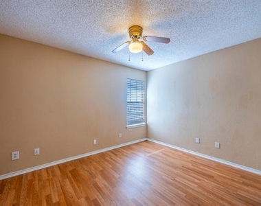 7337 Kingswood Circle - Photo Thumbnail 14