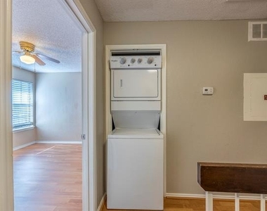 7337 Kingswood Circle - Photo Thumbnail 12