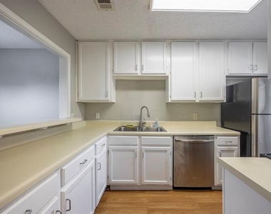 7337 Kingswood Circle - Photo Thumbnail 9