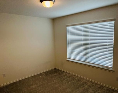 1320 Lackley Drive - Photo Thumbnail 9