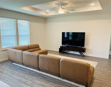1320 Lackley Drive - Photo Thumbnail 2