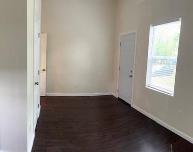 3112 Stonewall Street - Photo Thumbnail 2