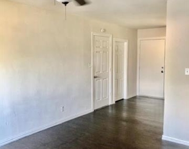 409 N Cedar Street - Photo Thumbnail 3