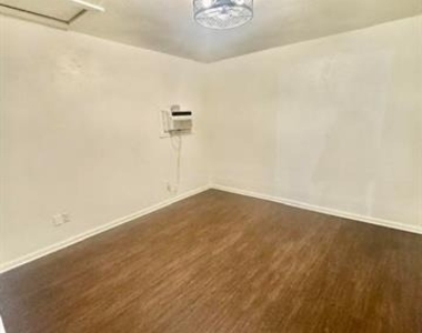 409 N Cedar Street - Photo Thumbnail 7
