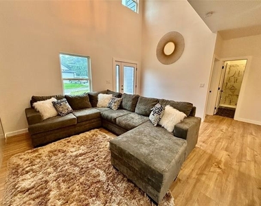 5114 Stoneridge Drive - Photo Thumbnail 4