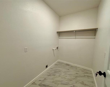 5114 Stoneridge Drive - Photo Thumbnail 8