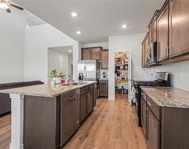 1613 Grand Villa Street - Photo Thumbnail 8
