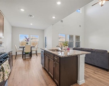 1613 Grand Villa Street - Photo Thumbnail 7