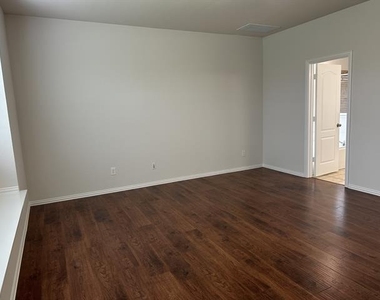 2820 Cascade Cove Drive - Photo Thumbnail 13