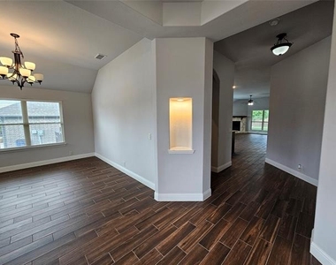 1105 Pheasant Crossing - Photo Thumbnail 10