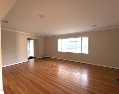 7525 Wentwood Drive - Photo Thumbnail 3