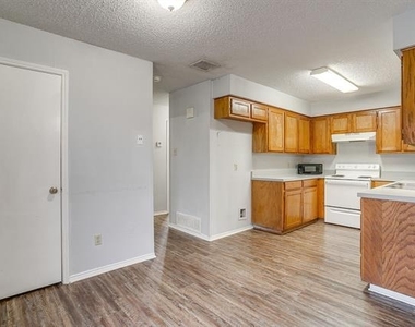926 Irene Street - Photo Thumbnail 6