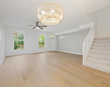 136 Ashley Court - Photo Thumbnail 3