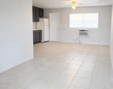 1017 Se 3rd Street - Photo Thumbnail 3