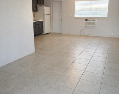 1017 Se 3rd Street - Photo Thumbnail 4