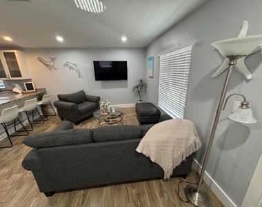 601 N E Street - Photo Thumbnail 2