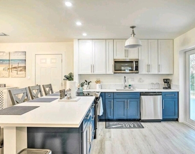 1036 Coral Drive - Photo Thumbnail 9