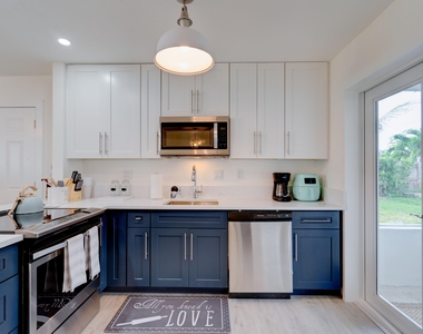 1036 Coral Drive - Photo Thumbnail 8