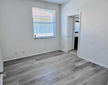 9360 Cove Point Circle - Photo Thumbnail 17