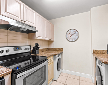 2080 Greenview Shores Boulevard - Photo Thumbnail 2