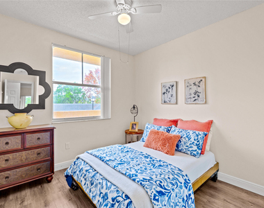 2080 Greenview Shores Boulevard - Photo Thumbnail 7