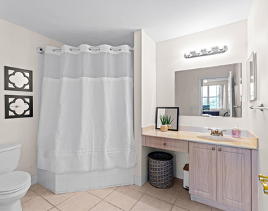 2080 Greenview Shores Boulevard - Photo Thumbnail 5
