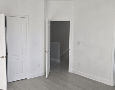 2919 Crestwood Terrace - Photo Thumbnail 15