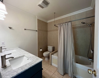 4316 Greenbush Avenue - Photo Thumbnail 16