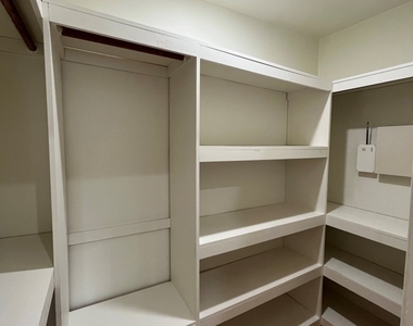 4316 Greenbush Avenue - Photo Thumbnail 11