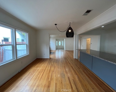 4316 Greenbush Avenue - Photo Thumbnail 5
