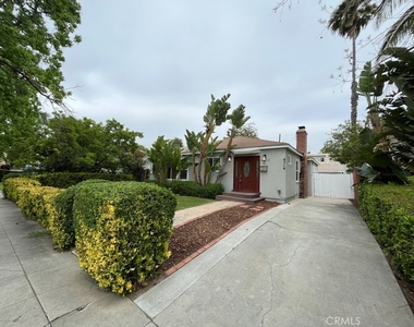 4316 Greenbush Avenue - Photo Thumbnail 2