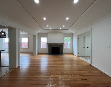 4316 Greenbush Avenue - Photo Thumbnail 4