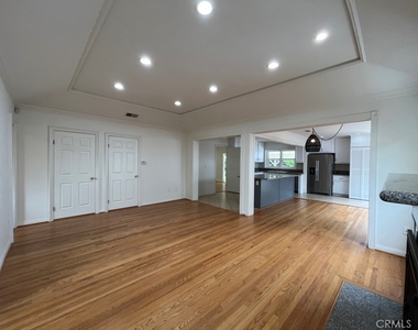 4316 Greenbush Avenue - Photo Thumbnail 3