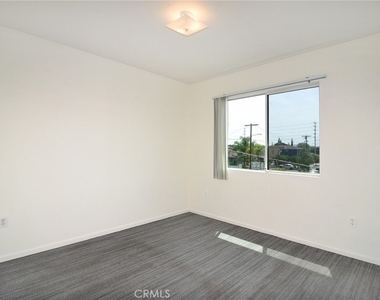 6843 Agnes Avenue - Photo Thumbnail 7
