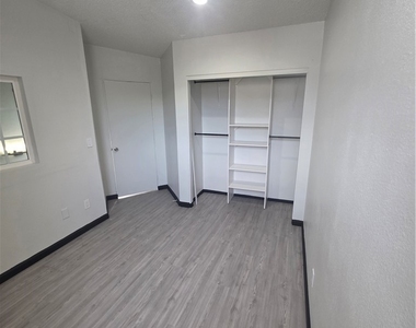 11150 Glenoaks - Photo Thumbnail 13