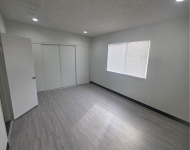11150 Glenoaks - Photo Thumbnail 8