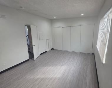 11150 Glenoaks - Photo Thumbnail 9