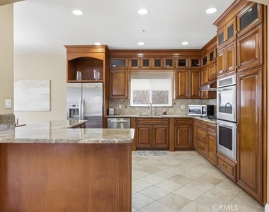 1805 Speyer Lane - Photo Thumbnail 5