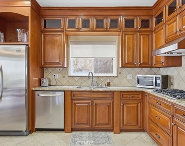 1805 Speyer Lane - Photo Thumbnail 6