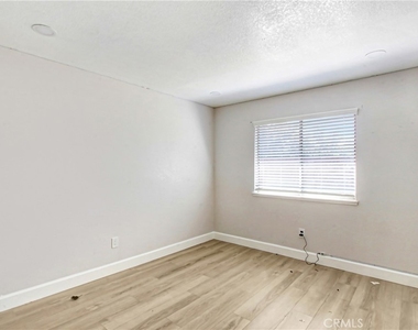 1142 W King Street - Photo Thumbnail 5