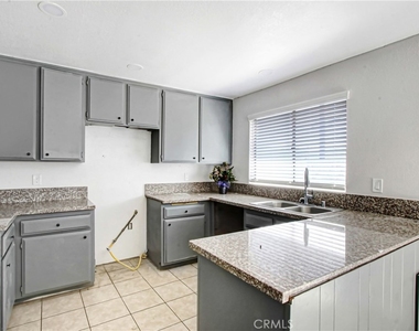 1142 W King Street - Photo Thumbnail 4