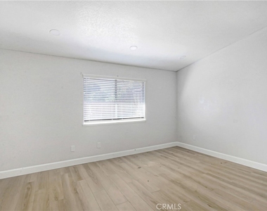 1142 W King Street - Photo Thumbnail 8
