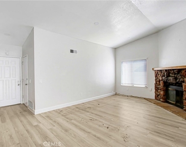 1142 W King Street - Photo Thumbnail 2