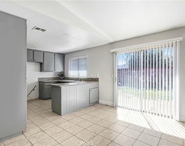 1142 W King Street - Photo Thumbnail 3