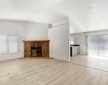 1142 W King Street - Photo Thumbnail 1