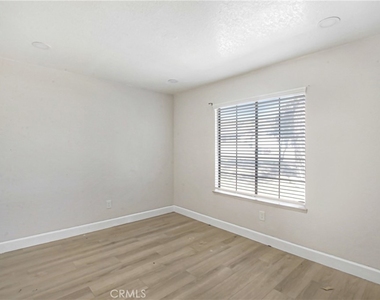 1142 W King Street - Photo Thumbnail 6