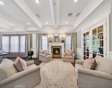 4533 Farmdale Avenue - Photo Thumbnail 9