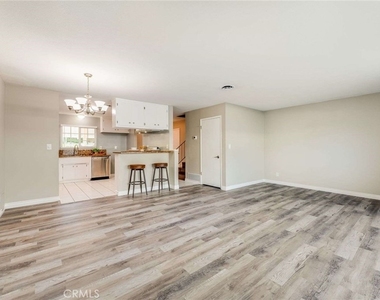 623 E Matchwood Place - Photo Thumbnail 7
